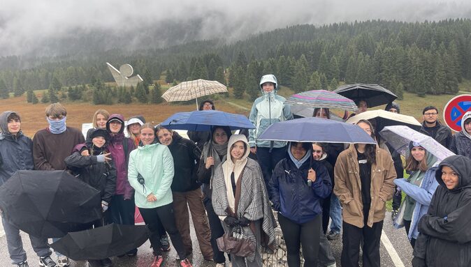Classe de T-06 devant le monument du plateau des Glières